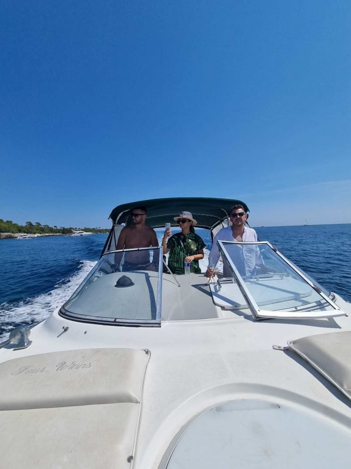 Die Côte d’Azur, wie sie sein sollte – vom Wasser aus. Atemberaubende Küstenlinie zwischen Monaco, Cap Ferrat, Villefranche-sur-Mer und Beaulieu-sur-Mer.