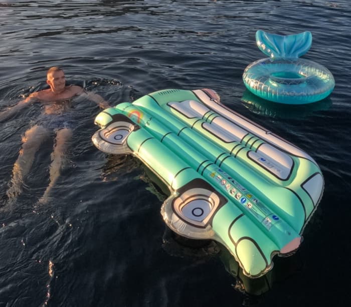 Die Côte d’Azur, wie sie sein sollte – vom Wasser aus. Atemberaubende Küstenlinie zwischen Monaco, Cap Ferrat, Villefranche-sur-Mer und Beaulieu-sur-Mer.