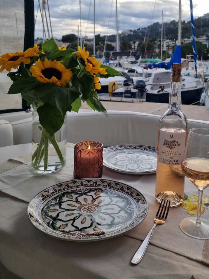 Die Côte d’Azur, wie sie sein sollte – vom Wasser aus. Atemberaubende Küstenlinie zwischen Monaco, Cap Ferrat, Villefranche-sur-Mer und Beaulieu-sur-Mer.