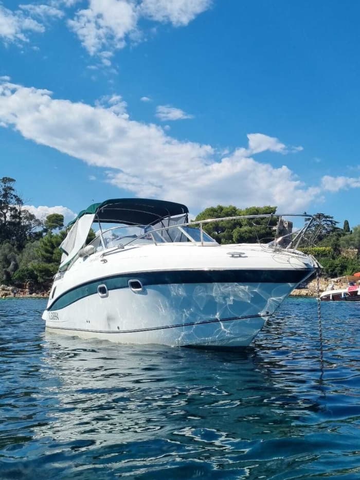 Die Côte d’Azur, wie sie sein sollte – vom Wasser aus. Atemberaubende Küstenlinie zwischen Monaco, Cap Ferrat, Villefranche-sur-Mer und Beaulieu-sur-Mer.