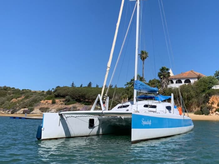 2 heures : Grottes, falaises et baignade en mer à bord d'un catamaran spacieux