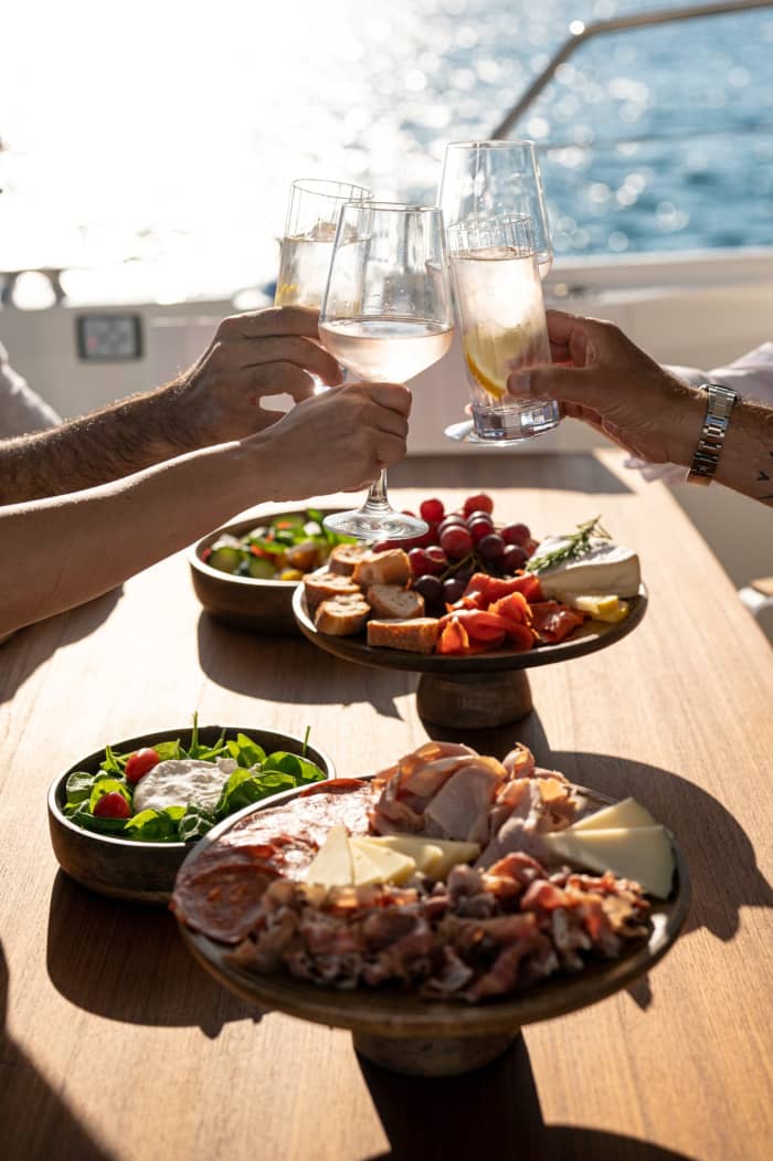 Explore Delos & Relax on Rhenia: A Scenic Half-Day Cruise