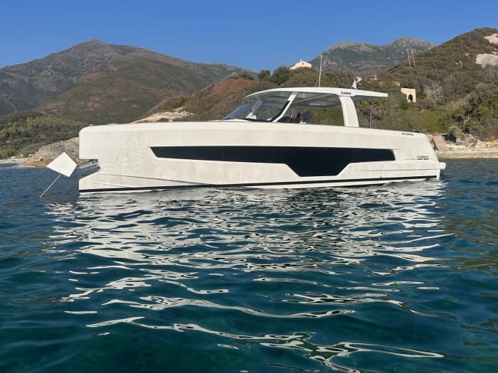 Ihr Tag in Saint-Florent: Mieten Sie ein Motorboot für einen ganzen Tag voller Entdeckungen.