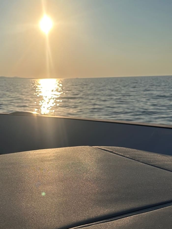 Ihr Tag in Saint-Florent: Mieten Sie ein Motorboot für einen ganzen Tag voller Entdeckungen.