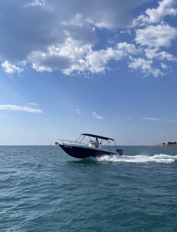 La tua giornata a Umago: noleggia una barca a motore per una giornata intera alla scoperta dell'isola.