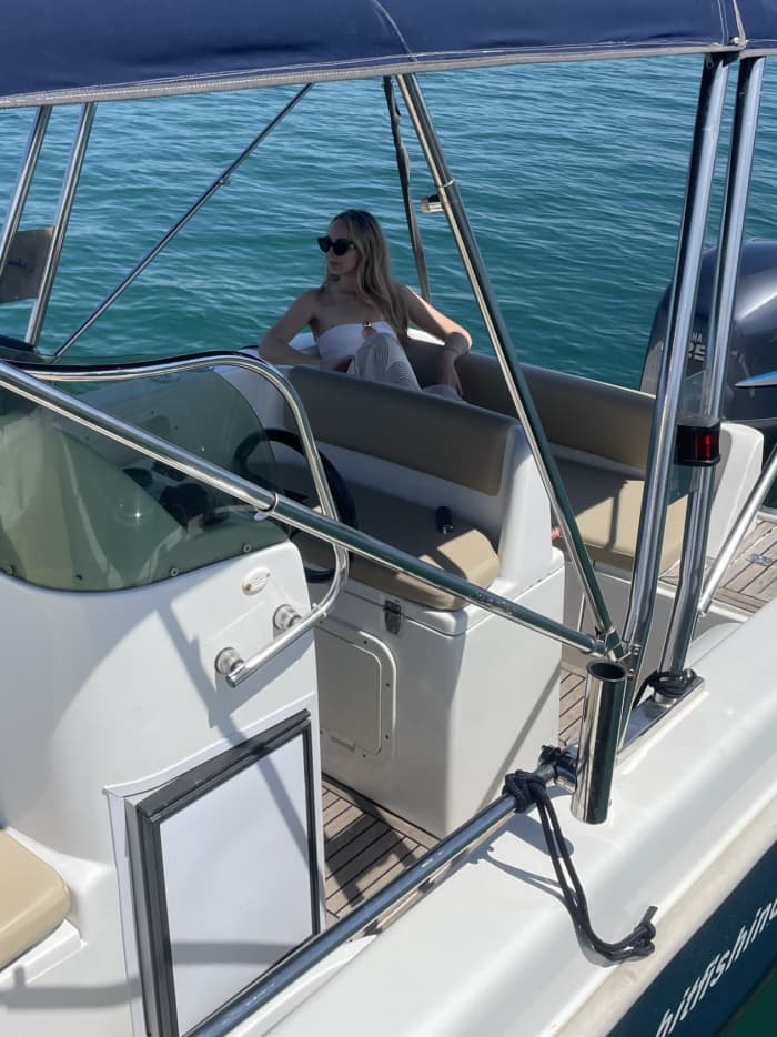 La tua giornata a Umago: noleggia una barca a motore per una giornata intera alla scoperta dell'isola.