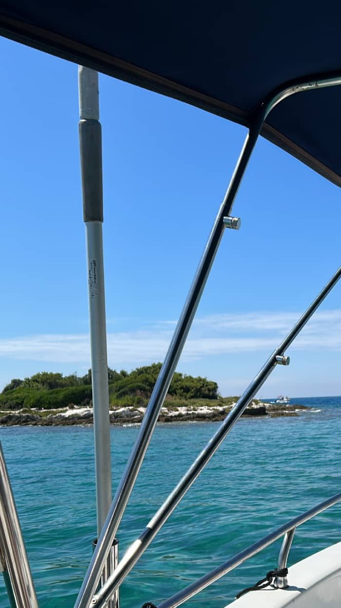 La tua giornata a Umago: noleggia una barca a motore per una giornata intera alla scoperta dell'isola.