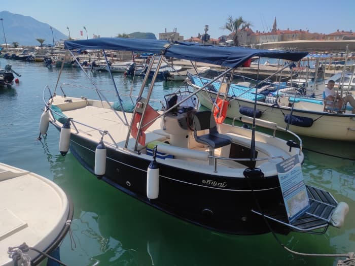 Ontspan 4 uur lang op een motorboot in Budva.