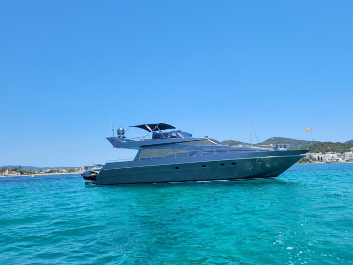 8-hour charter on an exclusive yacht