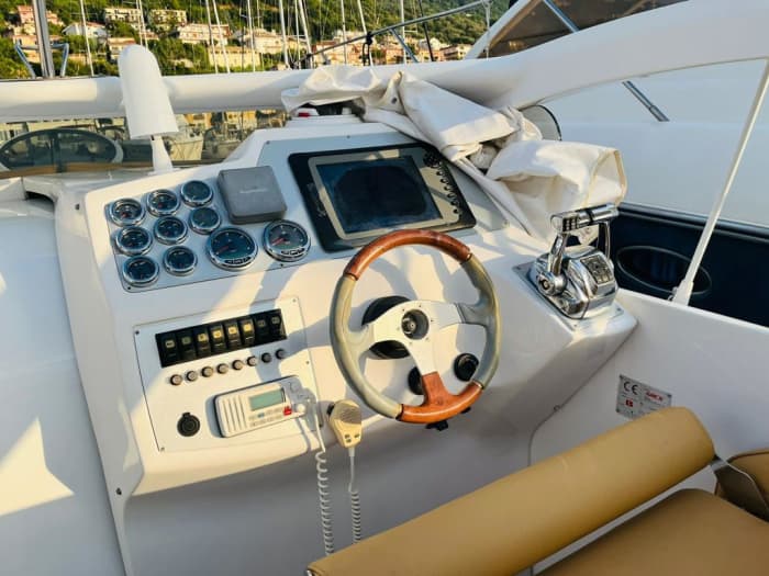 Jouw dag in Vibo Marina: Huur een motorboot voor een dag vol ontdekkingen.