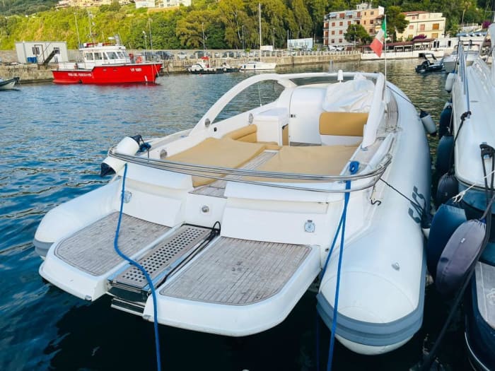 Jouw dag in Vibo Marina: Huur een motorboot voor een dag vol ontdekkingen.