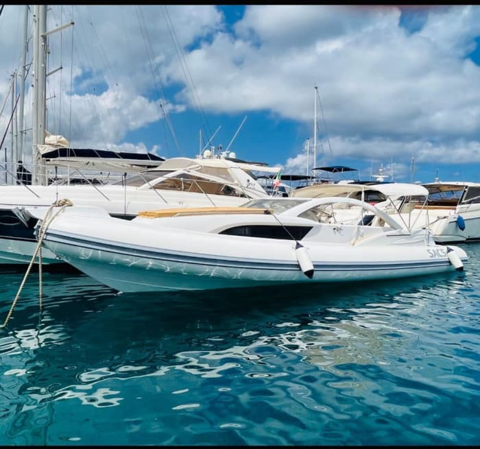 Jouw dag in Vibo Marina: Huur een motorboot voor een dag vol ontdekkingen.