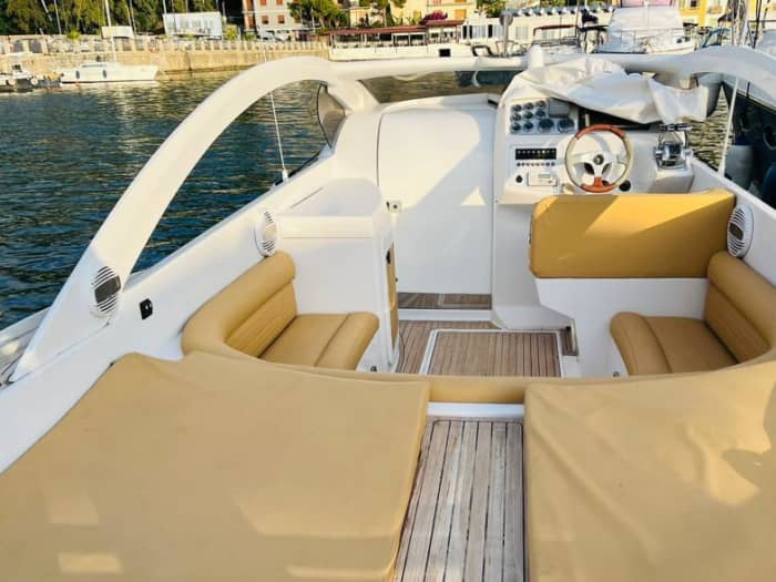 Jouw dag in Vibo Marina: Huur een motorboot voor een dag vol ontdekkingen.