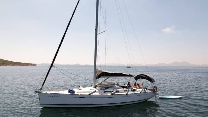 Profitez d'une journée complète de navigation à La Manga en voilier.