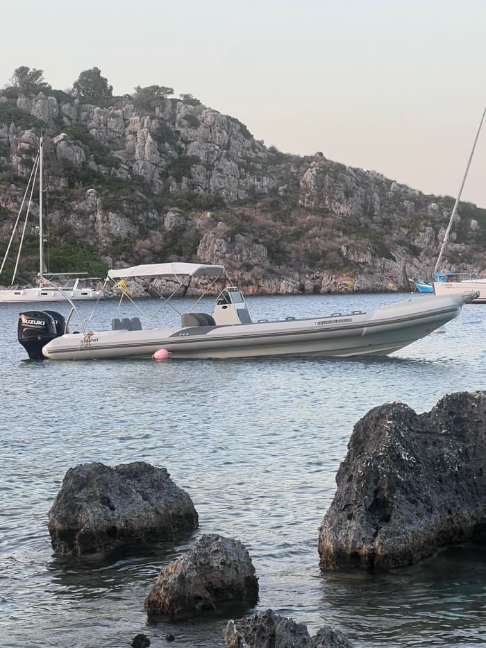 Escapade à Zakynthos : 3h30 de détente en bateau à moteur