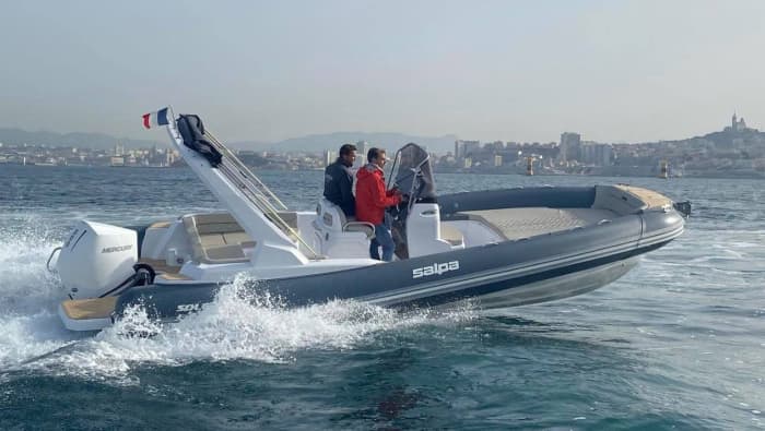 Profitez du soleil lors d'une excursion en bateau de 9 heures à Bol