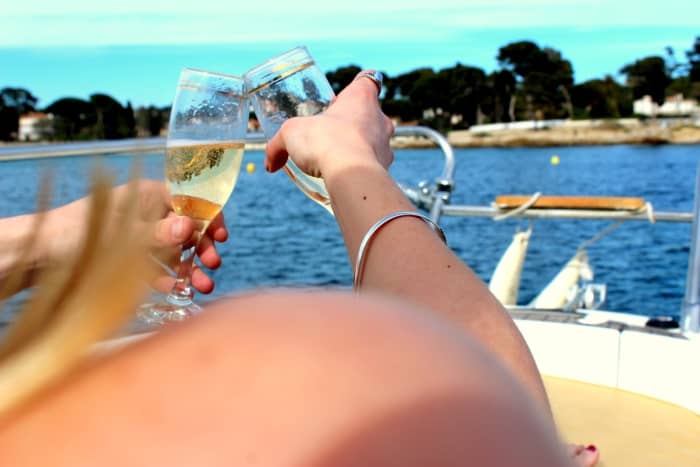 Ucieczka na Wyspy Leryńskie i do Cap d'Antibes: 3 godziny relaksu na motorówce