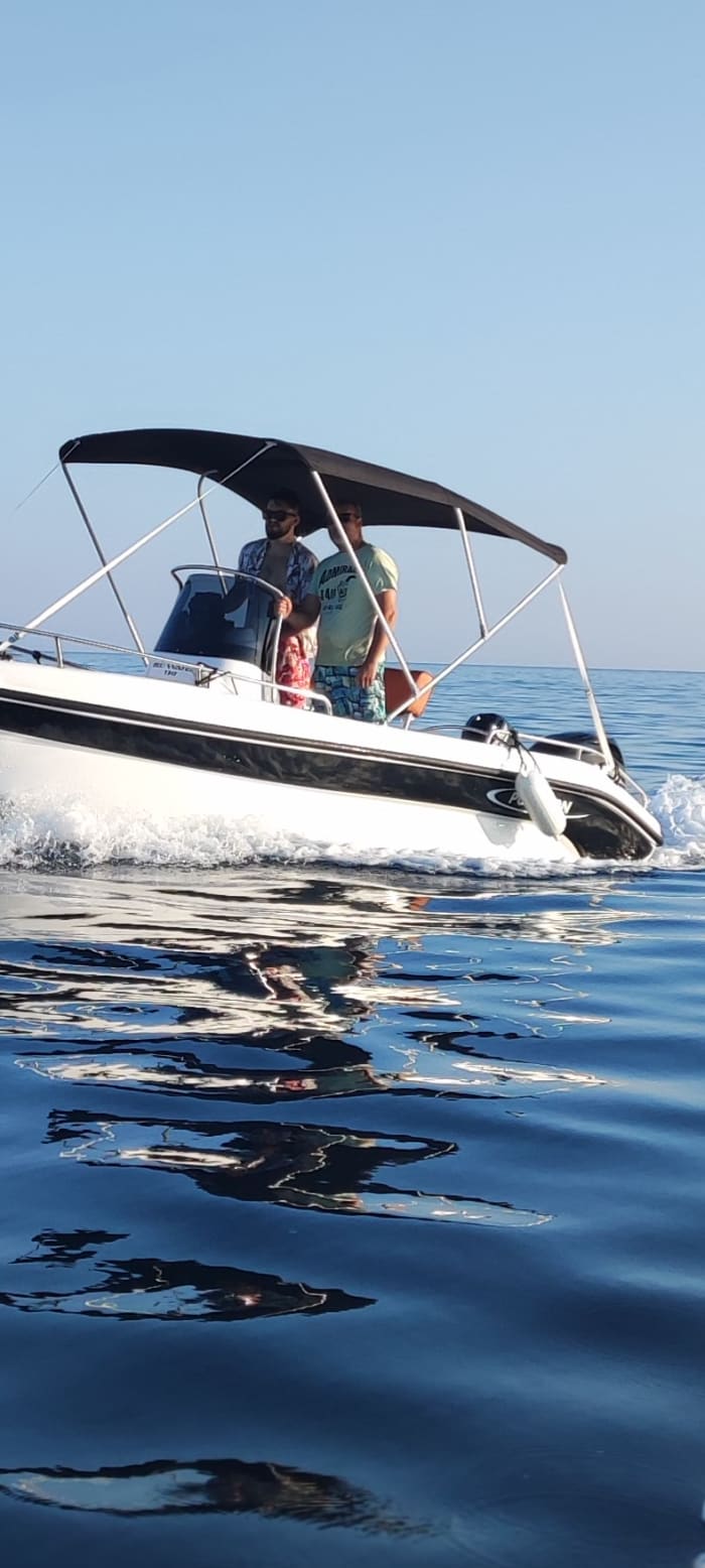 CALYPSO 5m | Location de bateau sans permis à Santorin | Aventure de 5h et à la journée