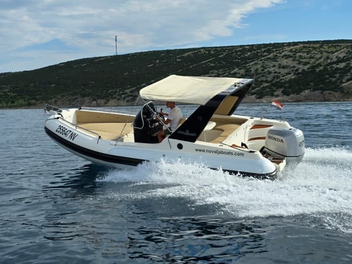 Verken Novalja vanaf het water: een hele dag op het water aan boord van een motorboot.
