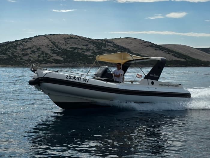 Verken Novalja vanaf het water: een hele dag op het water aan boord van een motorboot.
