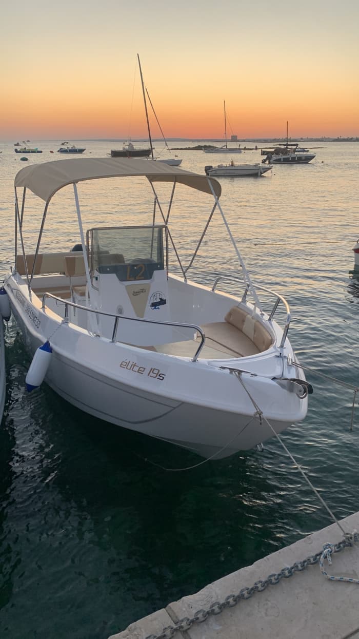Explora Porto Cesareo en medio día: Alquila una lancha motora durante 4 horas.