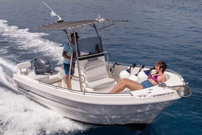 Enjoy 9h on a motorboat in Santorini
