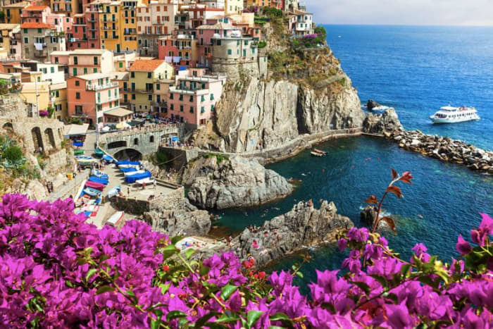 Ausflug in die Cinque Terre: Erkunden Sie farbenfrohe Dörfer und schwimmen Sie im kristallklaren Wasser von Lerici aus.