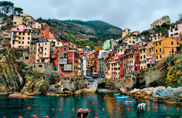 Ausflug in die Cinque Terre: Erkunden Sie farbenfrohe Dörfer und schwimmen Sie im kristallklaren Wasser von Lerici aus.
