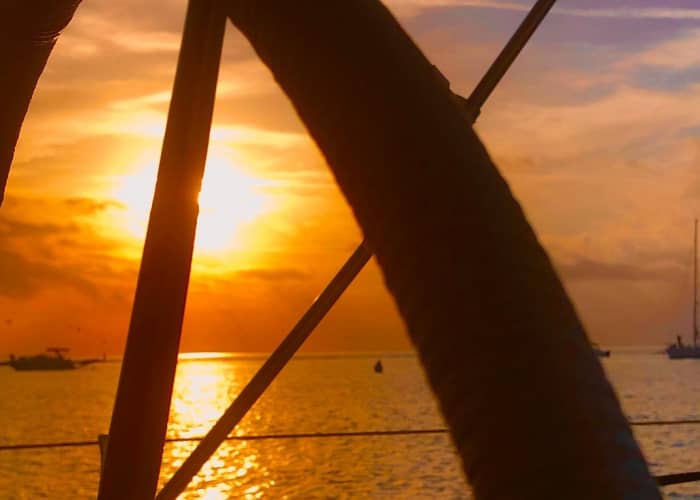 Zonsondergang op een zeilboot in Port Camargue – Privéavond in 2026 (12 minuten)