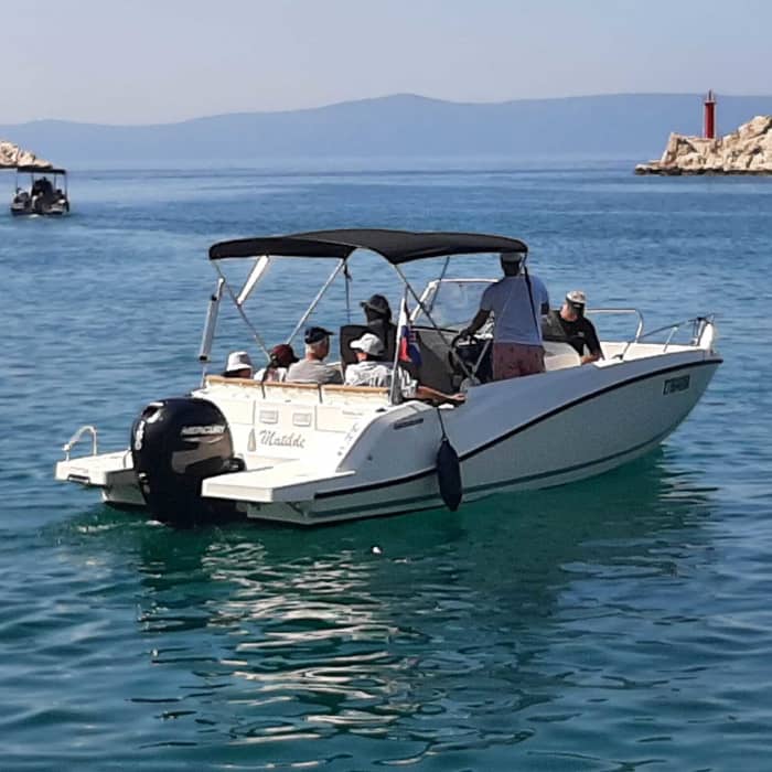 Enjoy 10h30 on a motorboat to explore Makarska