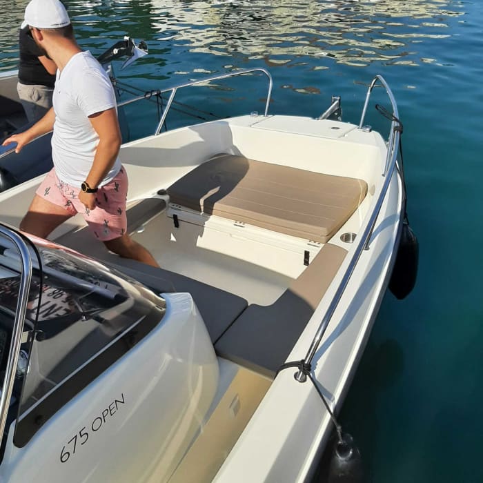 Enjoy 10h30 on a motorboat to explore Makarska