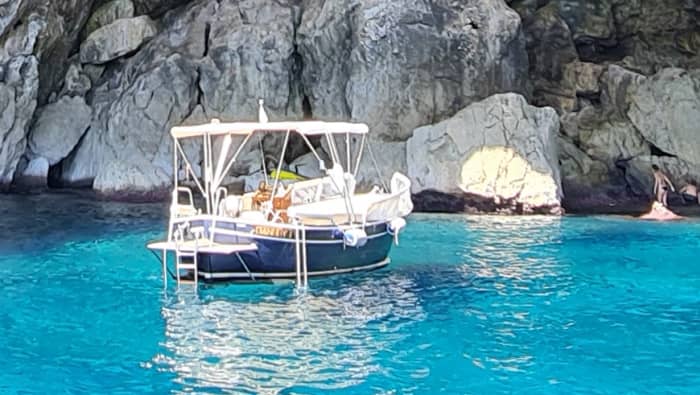 Louez un bateau pour une journée complète afin de découvrir les magnifiques grottes et le monde sous-marin, avec des pauses baignade, des apéritifs et de la musique.