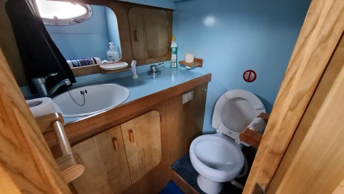 Louez un bateau pour une journée complète afin de découvrir les magnifiques grottes et le monde sous-marin, avec des pauses baignade, des apéritifs et de la musique.