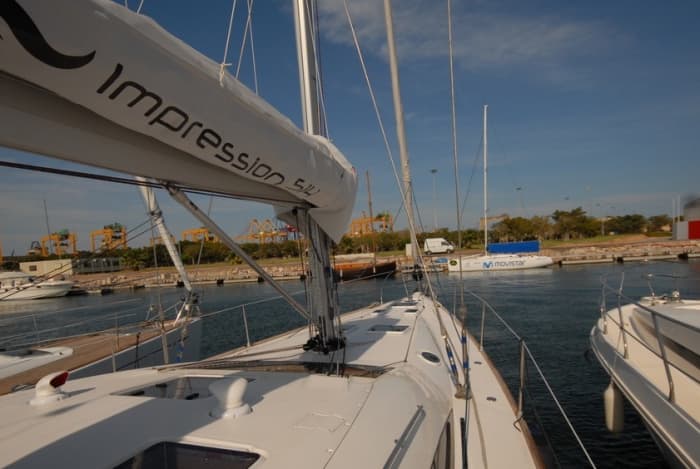 Erkunden Sie Valencia und genießen Sie einen ganzen Tag Segeln auf einem Segelboot.
