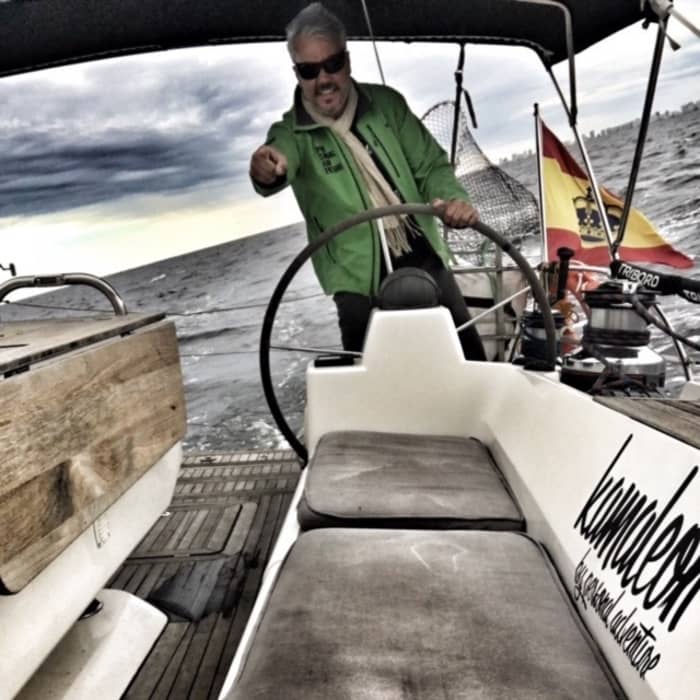 Erkunden Sie Valencia und genießen Sie einen ganzen Tag Segeln auf einem Segelboot.