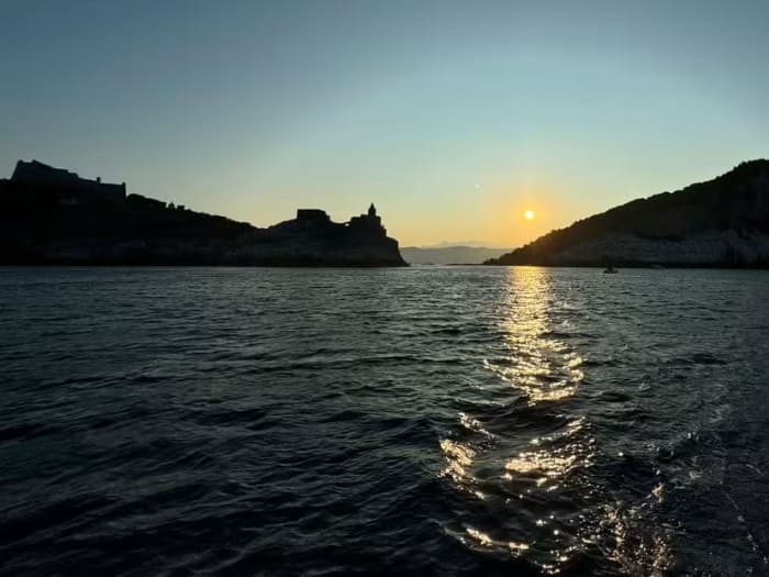 Rejs o zachodzie słońca w kierunku Portovenere