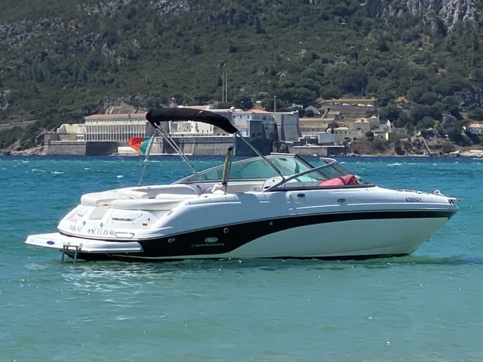 Mieten Sie ein Schnellboot für 3 Stunden Spaß.