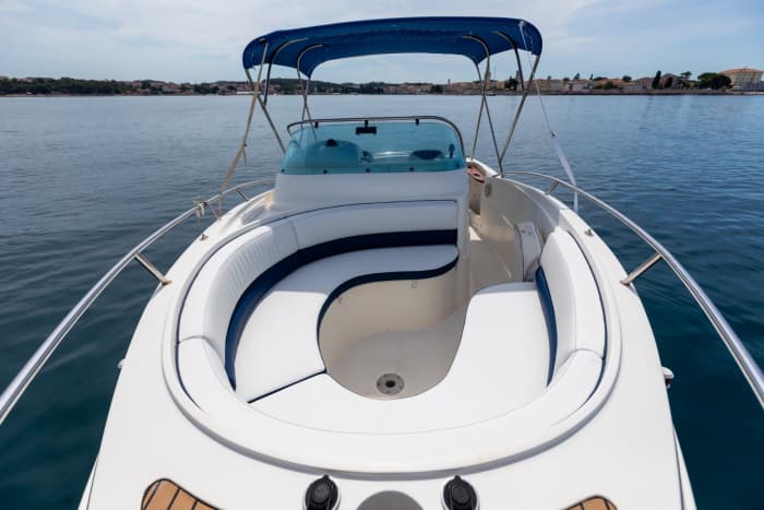 Entspannen Sie sich 3 Stunden und 30 Minuten lang auf einem Motorboot in Poreč.