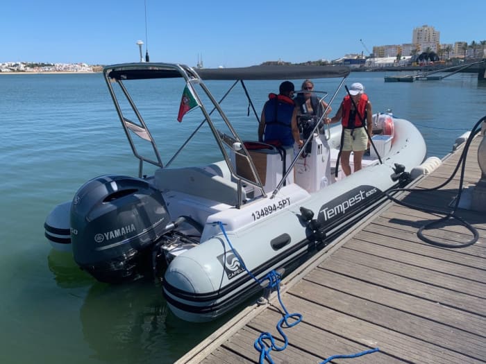 Klippor och hemliga stränder: Ett heldagsäventyr i Algarve