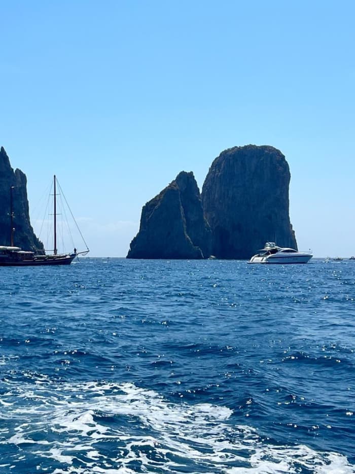 Capri by Boat: A 3-Hour Experience of Natural Beauty