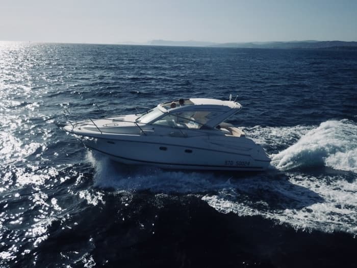 Louez un bateau à moteur pour 3 heures de plaisir