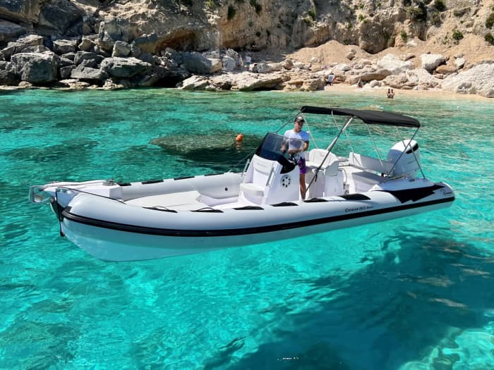 Gita privata in barca a motore intorno a Baunei