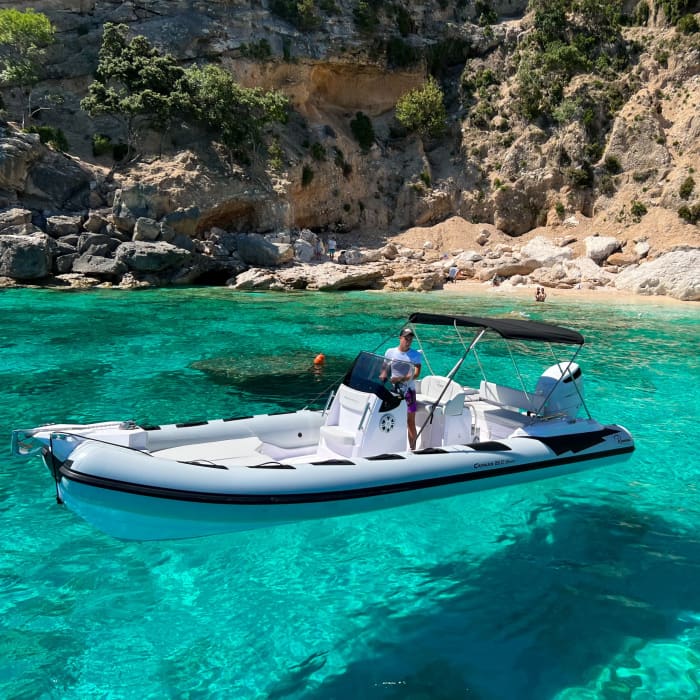 Gita privata in barca a motore intorno a Baunei