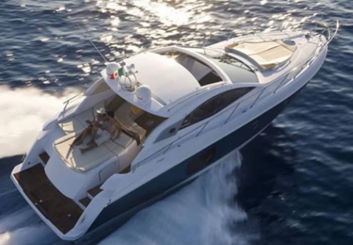 Mieten Sie ein Motorboot für 4 Stunden Spaß