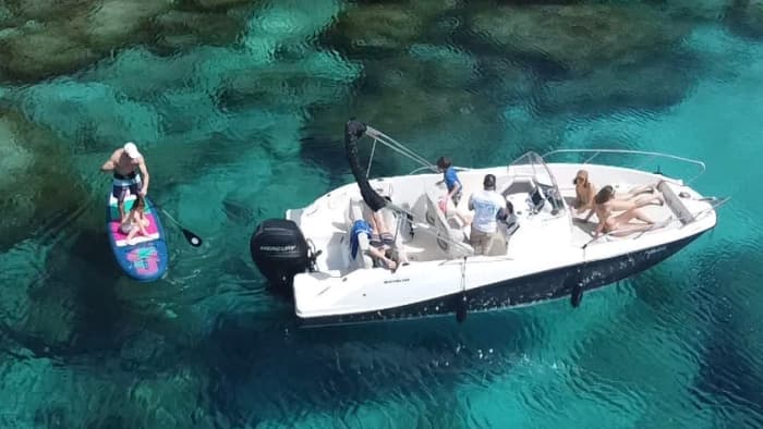 3h45 para descubrir Menorca en lancha motora.