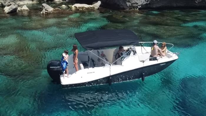 3h45 para descubrir Menorca en lancha motora.
