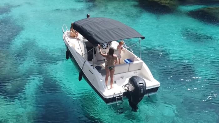 3h45 para descubrir Menorca en lancha motora.