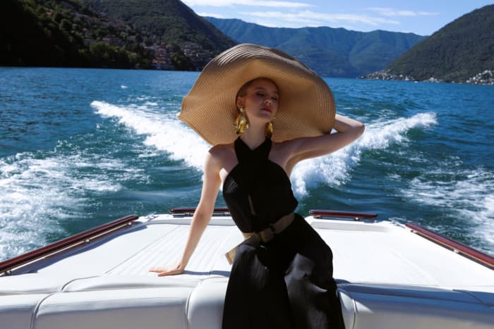 Relax on a motorboat in Lake Como for 4h