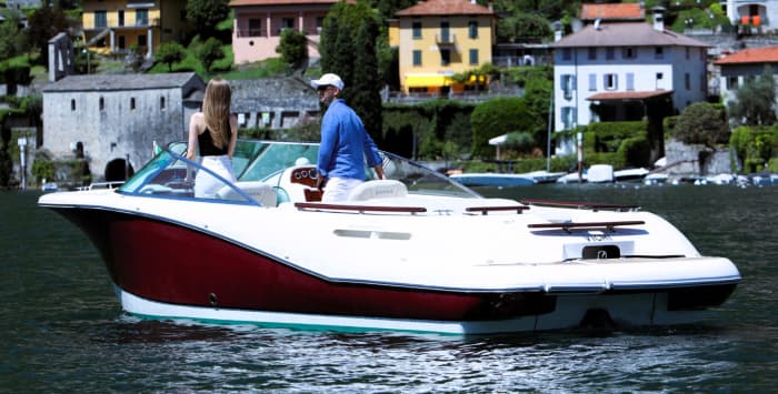 Relax on a motorboat in Lake Como for 4h