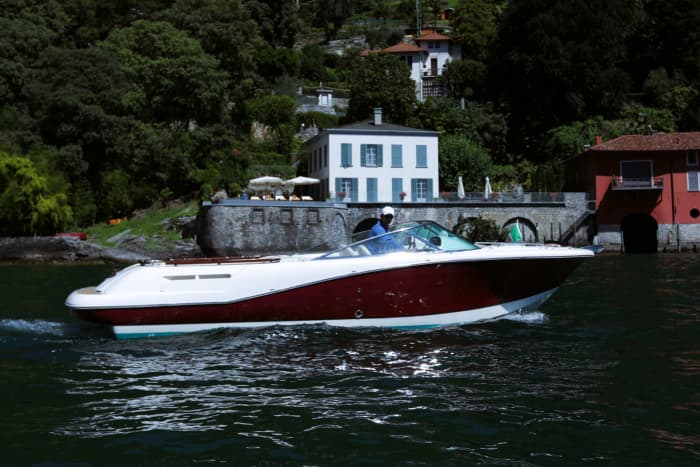 Relax on a motorboat in Lake Como for 4h